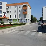 Vip, With Free Garage Parking Appartement Pula