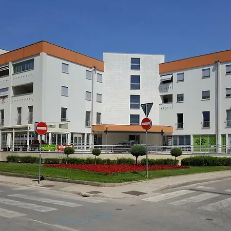 Apartment Vip, With Free Garage Parking Pula